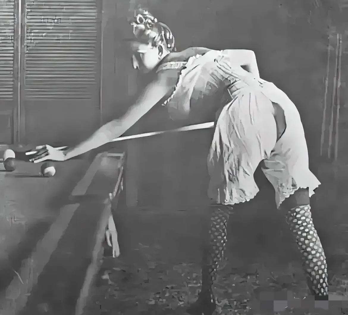 1966年，美国了洛杉矶一家娱乐场所内，一名白人女子穿着开裆裤打台球，这个雷人的(1)