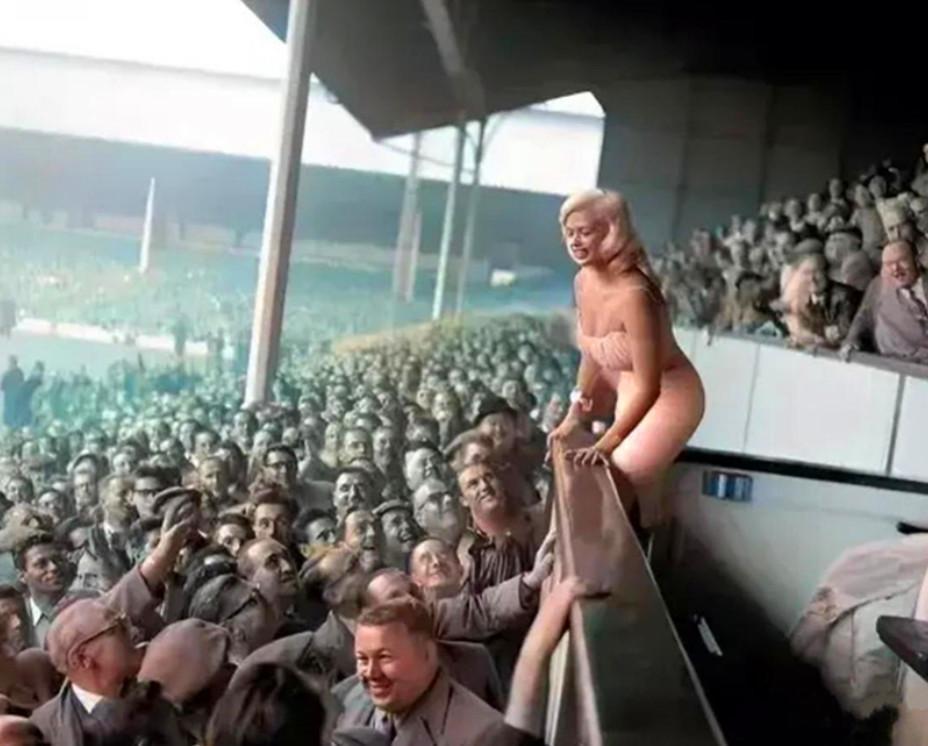 这照片抓拍的真好，我还以为是梦露呢？1958年，英国伦敦的球场内正在进行一场足球(1)