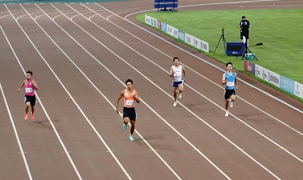 双冠王！谢震业斩获200米金牌，0.04秒险胜，创赛季最佳战绩(4)