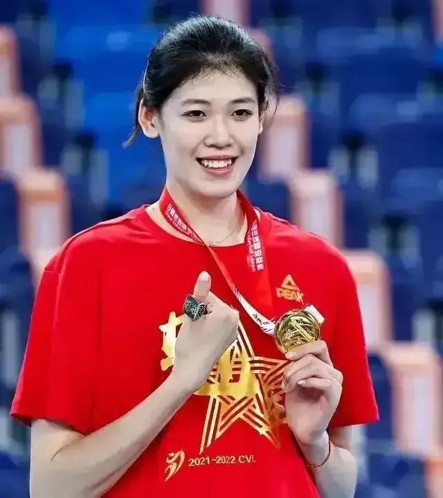 中国女排绝对且唯一的核心——李盈莹，无论是她进攻、一传、防守、拦网、发球等都是现(1)
