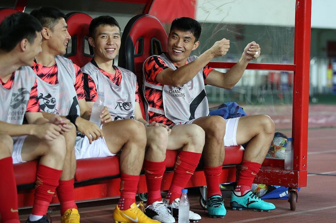当广州队降级之后，仍然有很多忠诚球迷观看，前段时间在刘智宇的带领下，成绩并不理想(3)