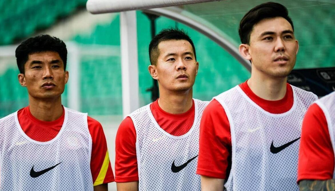 当广州队降级之后，仍然有很多忠诚球迷观看，前段时间在刘智宇的带领下，成绩并不理想(4)