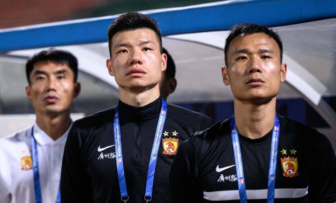 当广州队降级之后，仍然有很多忠诚球迷观看，前段时间在刘智宇的带领下，成绩并不理想(6)