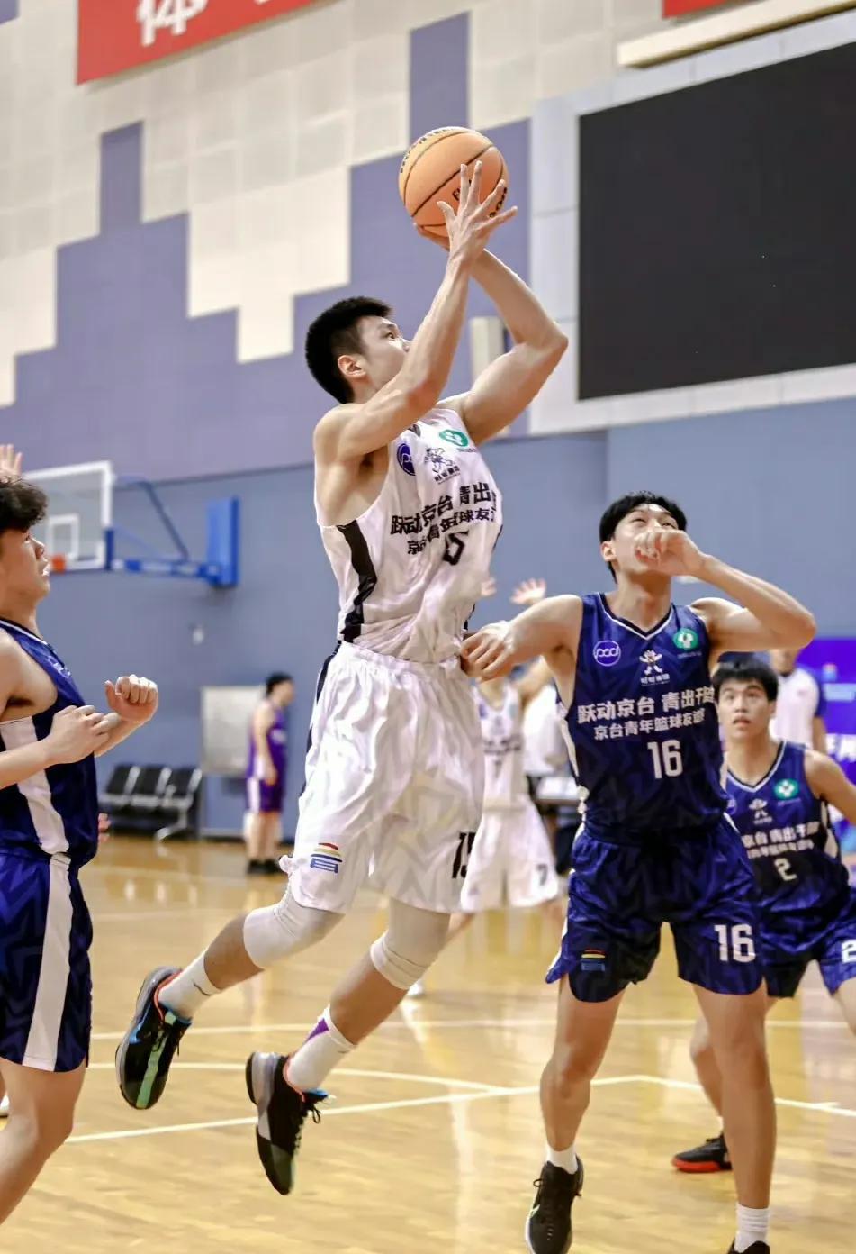 京台青年篮球友谊赛，北控青年队以63-41复仇台湾政大夺冠，一线队主教练闵鹿蕾现(1)