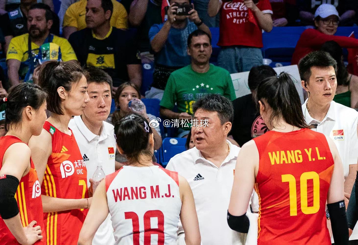 与巴西赛后，中国队主教练蔡斌表示，队伍表现“非常好”，拦网尤其不错，但第三局注意(1)