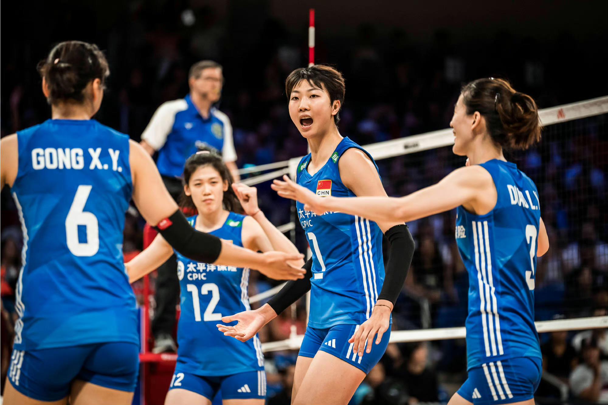 创历史！中国女排3-0复仇波兰，首次闯入世联赛决赛，强势冲冠(1)