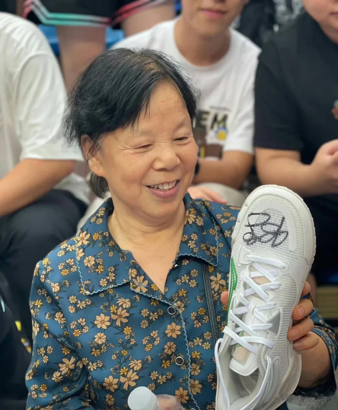 深懂人情世故的吉米！吉米巴特勒谈自己把签名球鞋送给中国阿姨：“我来到中国后，真的(2)