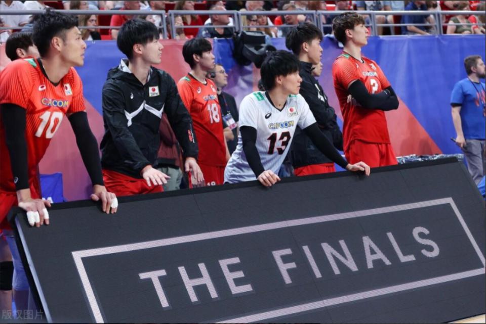 日本男排逆袭世锦赛冠军，3-2惊险胜意大利，疯狂庆祝(1)