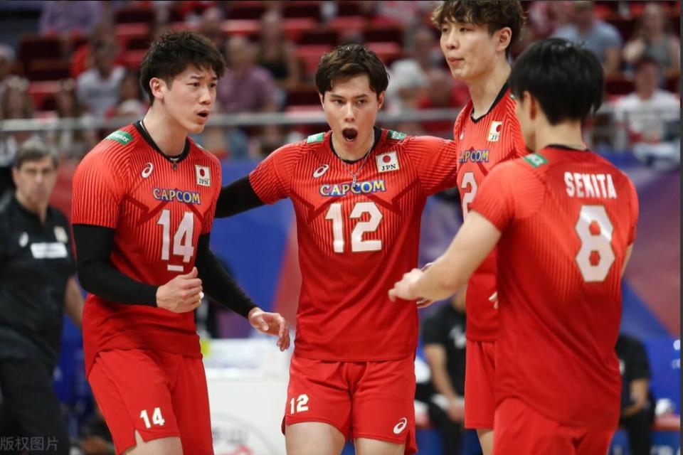日本男排逆袭世锦赛冠军，3-2惊险胜意大利，疯狂庆祝(5)