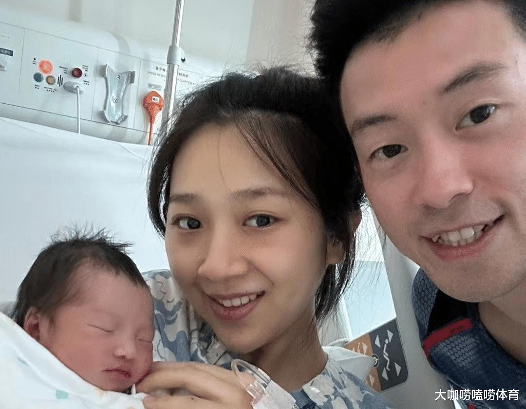 恭喜！32岁男乒世界冠军官宣产女，晒宝宝平安照，床单上还有血迹(1)