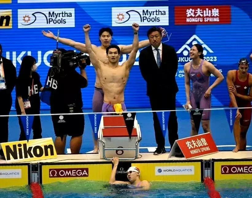 中国队勇夺男女4*100米混合泳金牌

在本次游泳世锦赛上，男女4*100米混合(1)