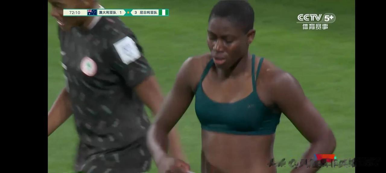 尼日利亚女足8号进球后，太兴奋躁狂了，一个女球员把衣服都脱光了，坦胸漏乳的，成何(1)