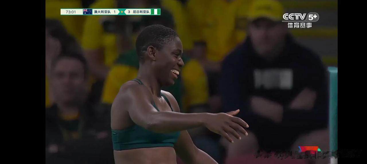 尼日利亚女足8号进球后，太兴奋躁狂了，一个女球员把衣服都脱光了，坦胸漏乳的，成何(2)