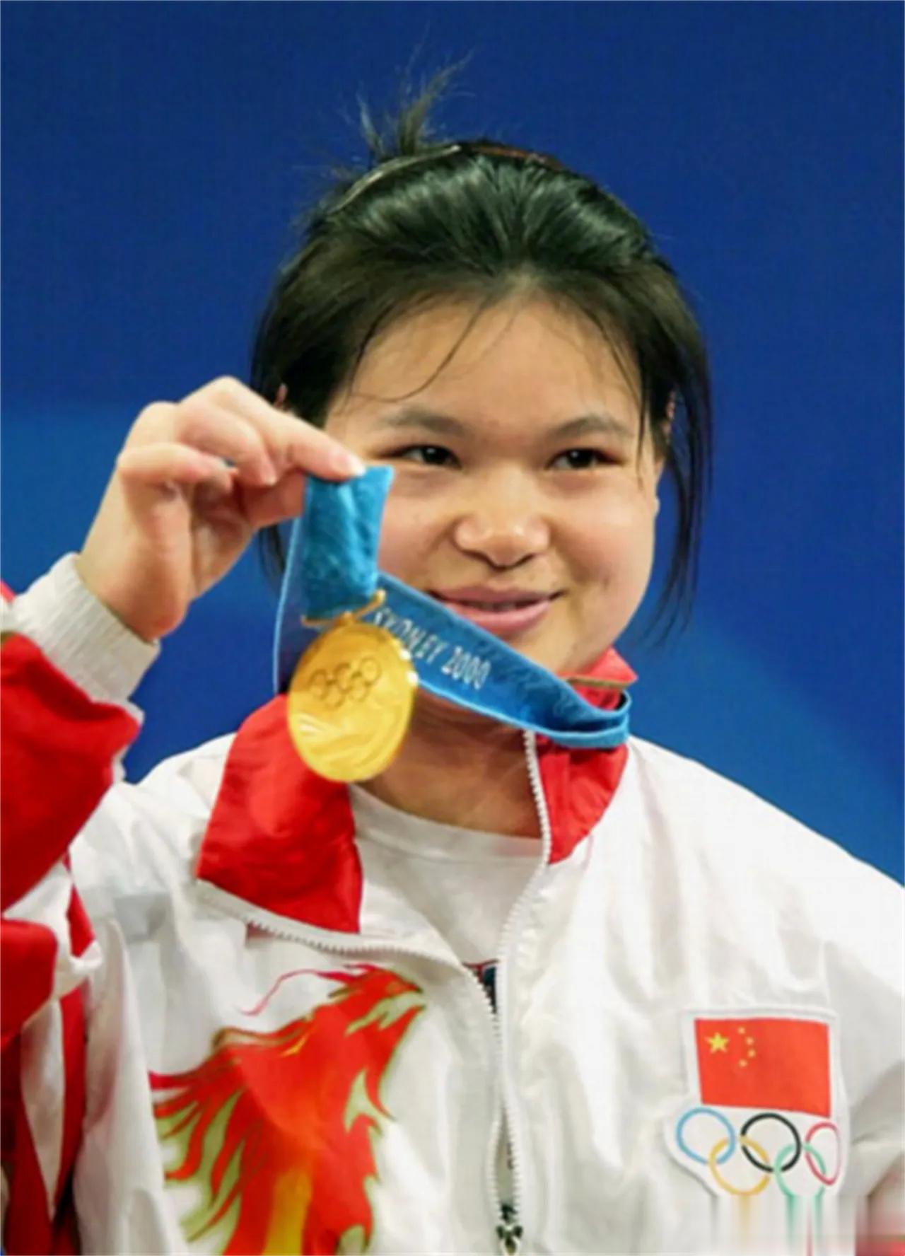 2003年，中国奥运举重冠军陈晓敏以399万的高价卖掉自己所有的9枚金牌。面对人(1)
