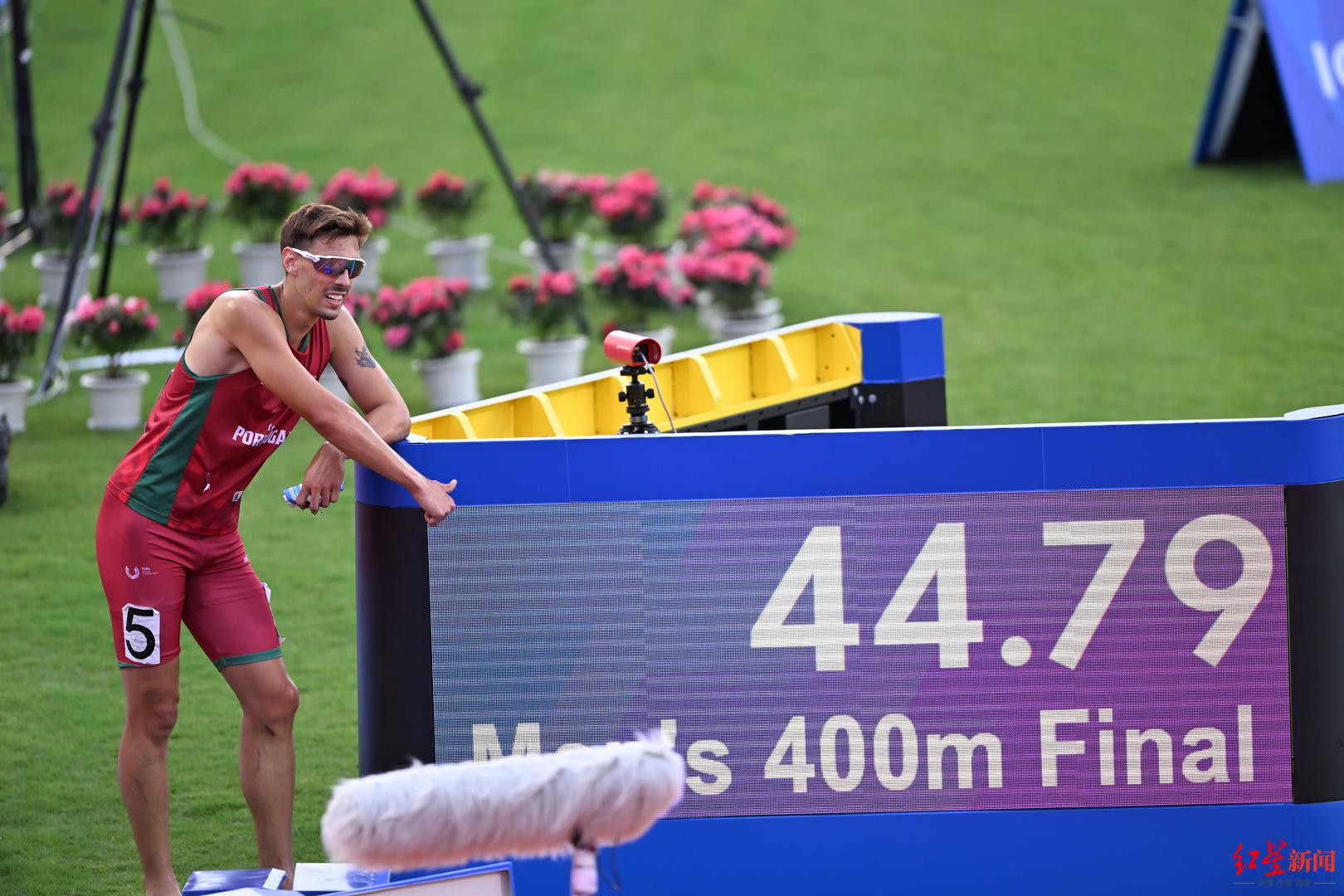 44秒79！男子400米葡萄牙选手夺金破纪录！(2)