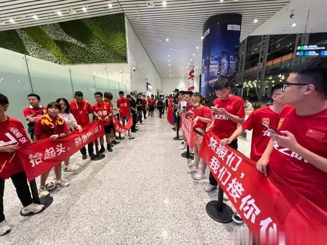 中国女足无心澳洲游玩，于4日凌晨飞抵广州，赞助商是恒大汽车(5)