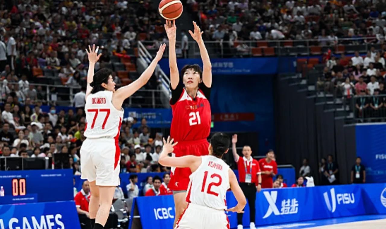 这真的是中国大学生女篮的主场吗？裁判这么抢镜，连续吹中国队的进攻犯规等，引发争议(1)