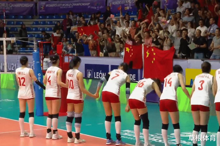 姑娘们喜笑颜开，3-1：中国队击败日本队，集体鞠躬感谢现场球迷(4)