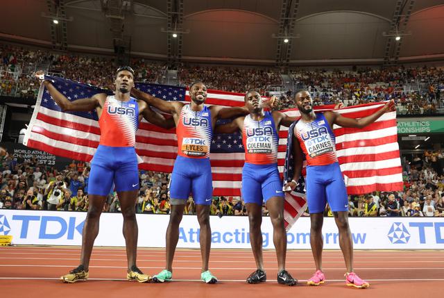 莱尔斯3冠科尔曼理查德森熊抱庆祝 美国队包揽男女4X100米接力金牌(4)