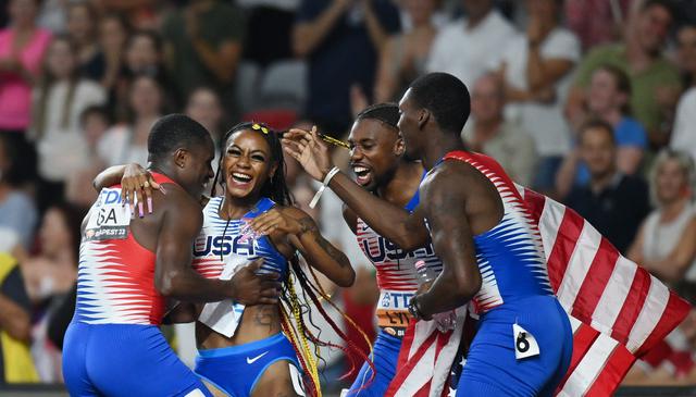 莱尔斯3冠科尔曼理查德森熊抱庆祝 美国队包揽男女4X100米接力金牌(5)