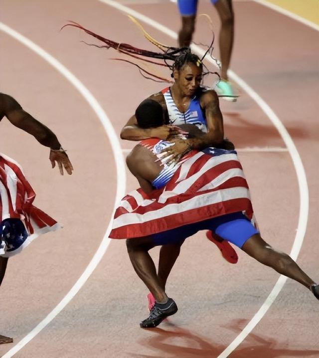 莱尔斯3冠科尔曼理查德森熊抱庆祝 美国队包揽男女4X100米接力金牌(7)
