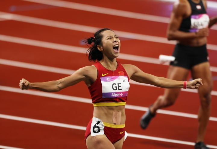 11秒17！女子100米预赛 中国选手葛曼棋小组第一晋级(1)