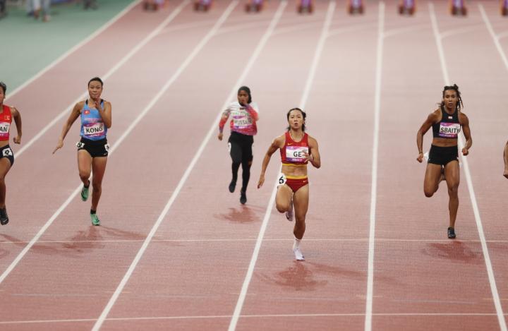 11秒17！女子100米预赛 中国选手葛曼棋小组第一晋级(2)
