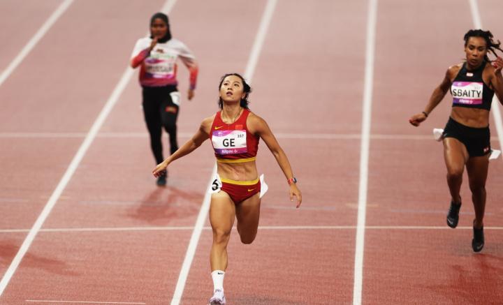 11秒17！女子100米预赛 中国选手葛曼棋小组第一晋级(3)