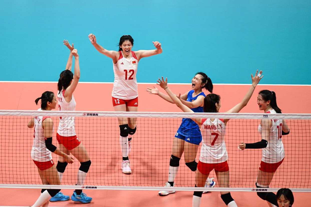 中国女排横扫日本夺得亚运会冠军，网友呼吁国足要学学女排精神(1)