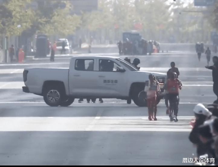 中国体育丑闻：本土高手马拉松被赛事车干扰 跟外籍选手拉大差距(2)