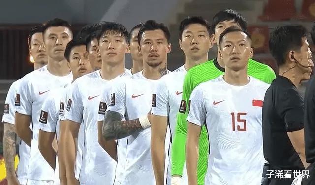 凌晨1点！媒体人点评国足引爆争议，球迷痛骂：中国足球没救了(1)