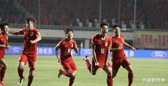凌晨1点！媒体人点评国足引爆争议，球迷痛骂：中国足球没救了(5)