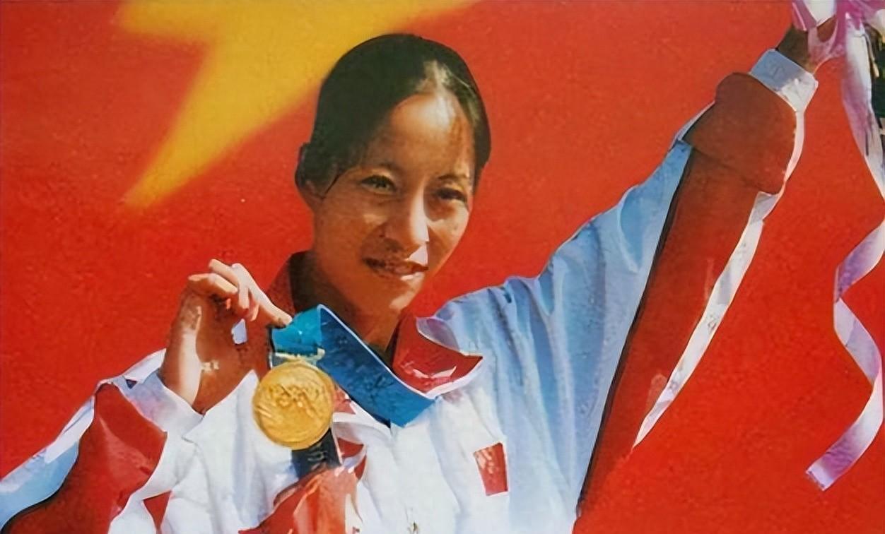 最孤独的中国奥运冠军！被教练和队友抛弃，没有国旗空手环绕赛场(1)