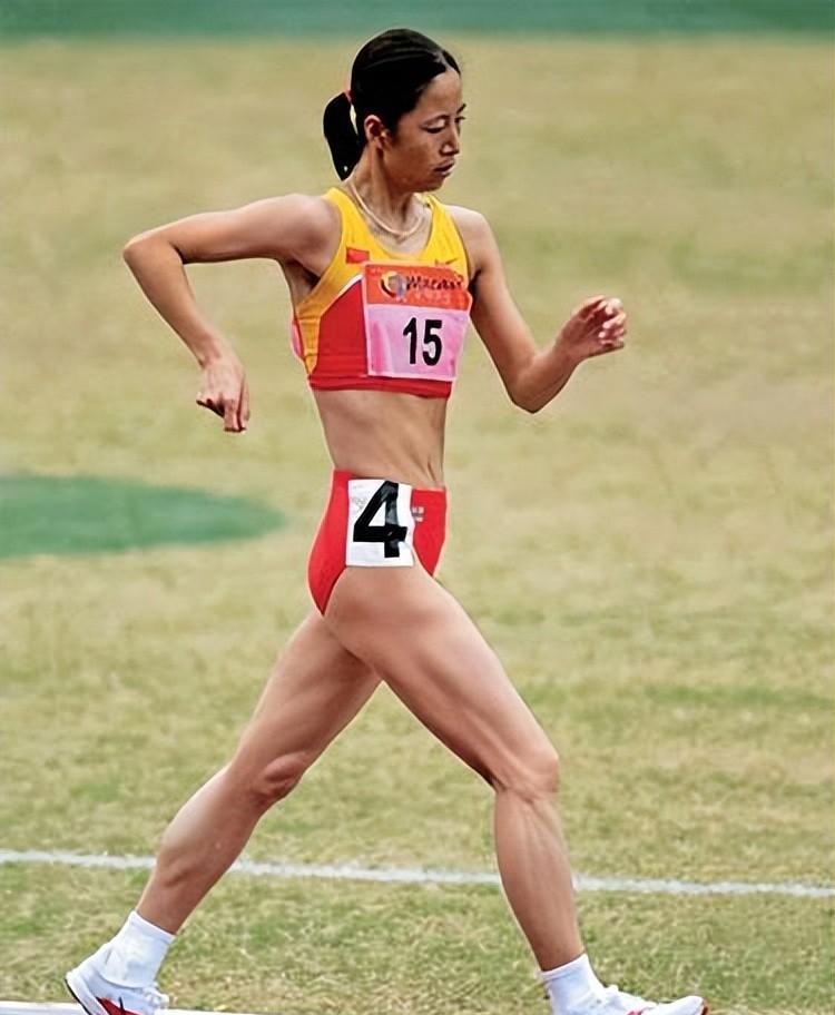 最孤独的中国奥运冠军！被教练和队友抛弃，没有国旗空手环绕赛场(8)