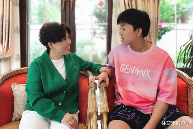 比母亲差远了！邓亚萍的17岁儿子在学生运动会拿亚军，浪费好基因(1)