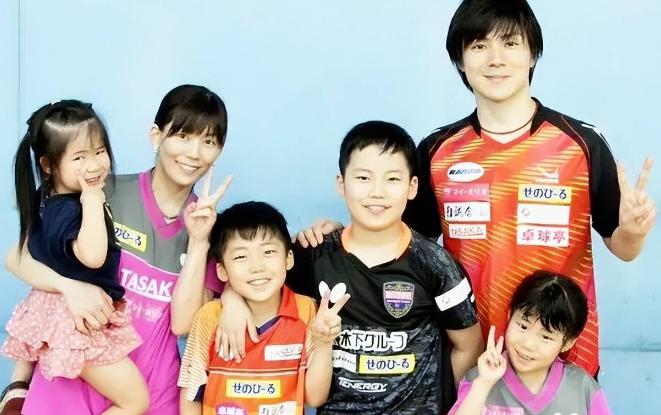 日本10岁小将对阵国乒名将！家族4代打球，具备不错发展潜力(1)