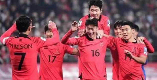 黄喜灿和中方球员尹鸿博在争夺球权时发生了一场引人注目的冲突(1)