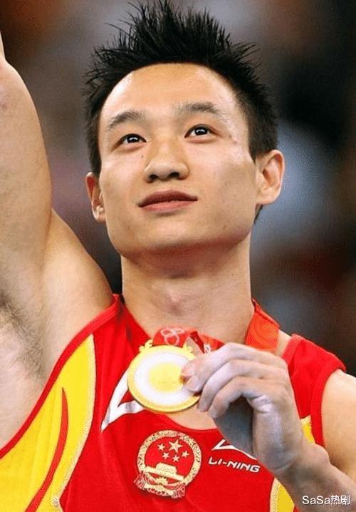 奥运冠军杨威，三个孩子都是小眼睛单眼皮，不像老婆像自己太憋屈(3)