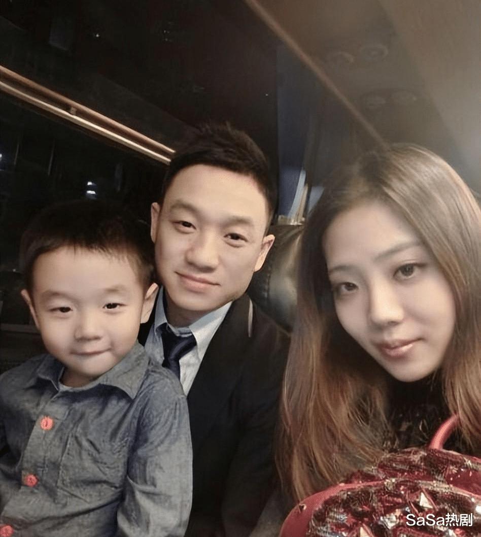 奥运冠军杨威，三个孩子都是小眼睛单眼皮，不像老婆像自己太憋屈(10)