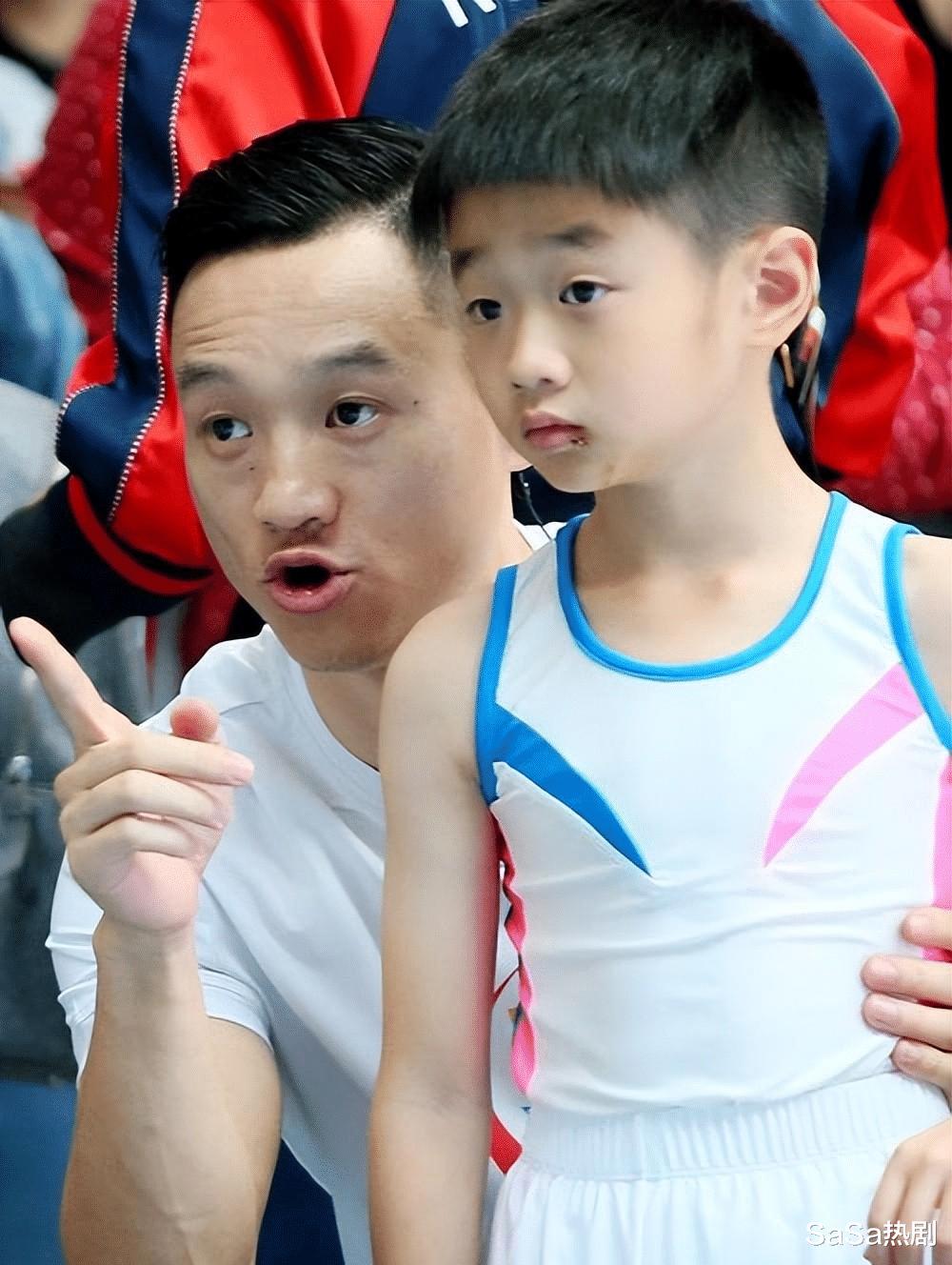 奥运冠军杨威，三个孩子都是小眼睛单眼皮，不像老婆像自己太憋屈(13)