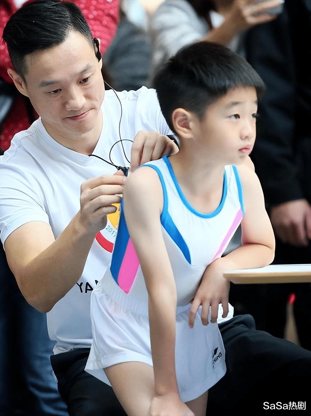 奥运冠军杨威，三个孩子都是小眼睛单眼皮，不像老婆像自己太憋屈(19)