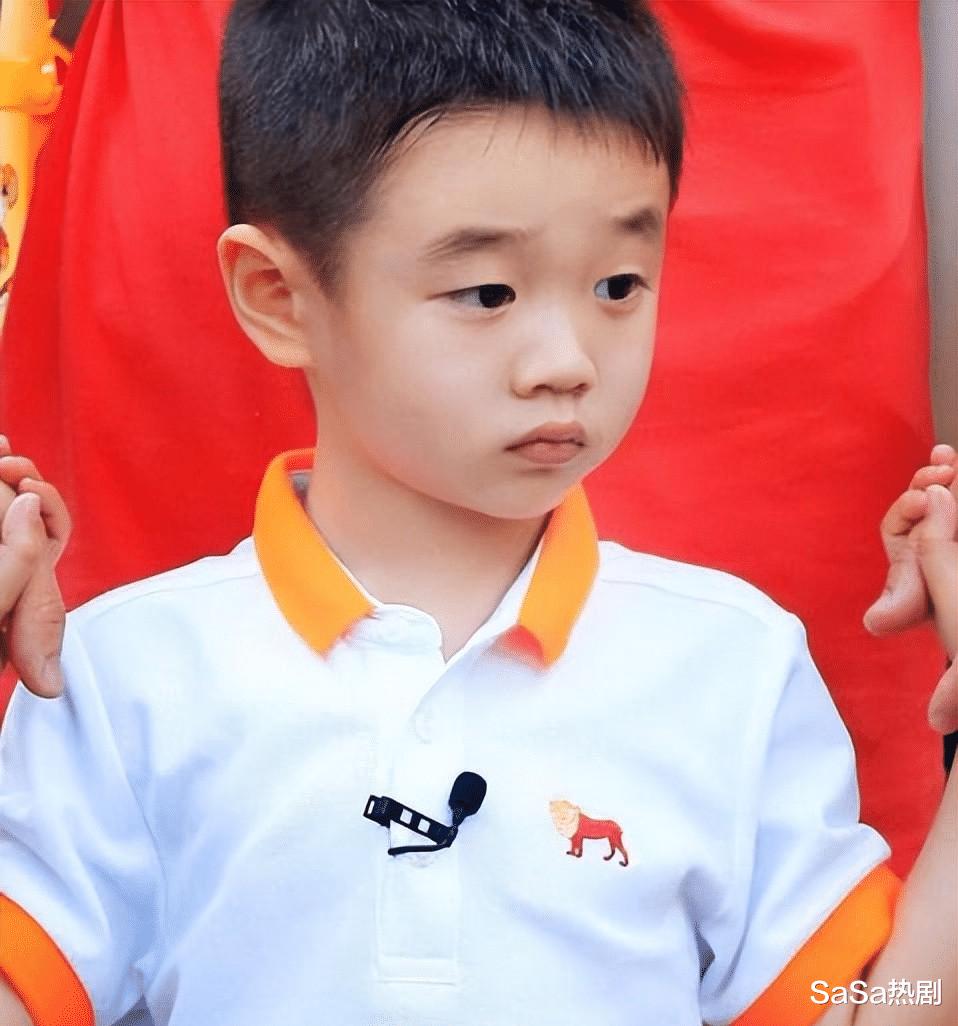 奥运冠军杨威，三个孩子都是小眼睛单眼皮，不像老婆像自己太憋屈(20)
