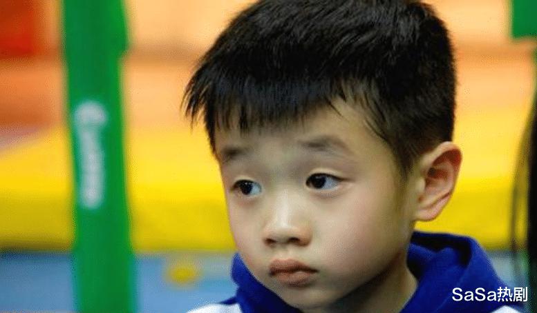奥运冠军杨威，三个孩子都是小眼睛单眼皮，不像老婆像自己太憋屈(21)