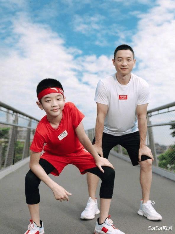 奥运冠军杨威，三个孩子都是小眼睛单眼皮，不像老婆像自己太憋屈(22)