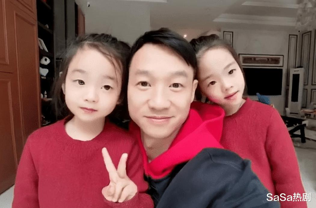 奥运冠军杨威，三个孩子都是小眼睛单眼皮，不像老婆像自己太憋屈(23)