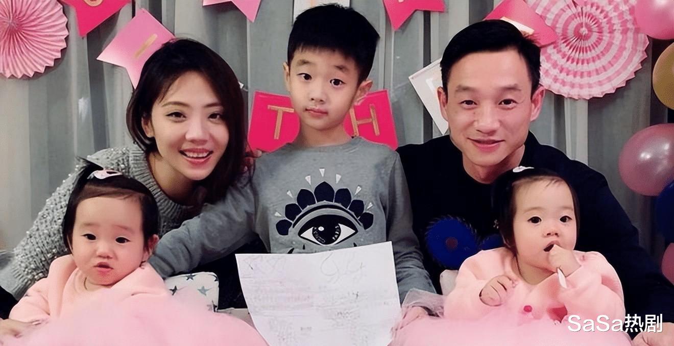 奥运冠军杨威，三个孩子都是小眼睛单眼皮，不像老婆像自己太憋屈(26)