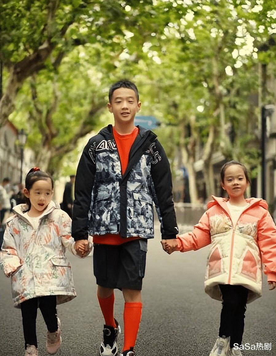 奥运冠军杨威，三个孩子都是小眼睛单眼皮，不像老婆像自己太憋屈(27)