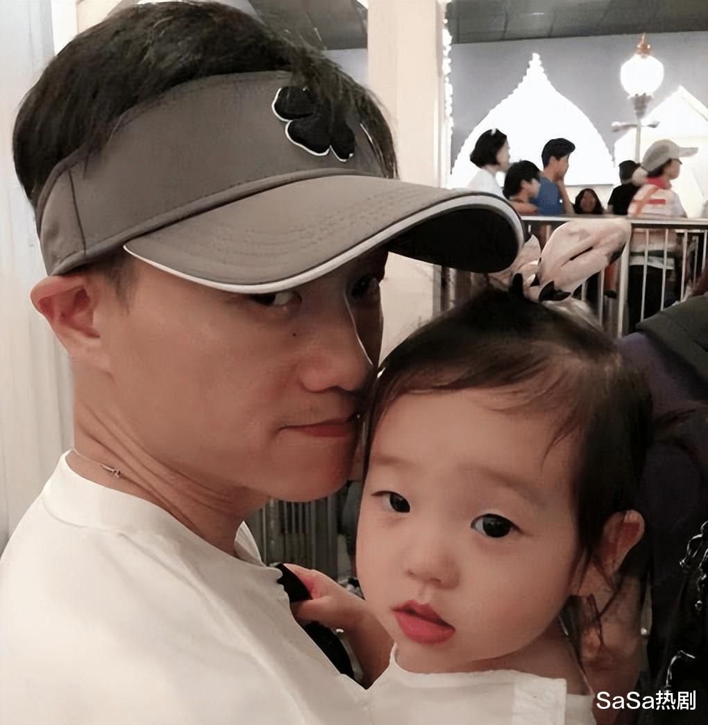 奥运冠军杨威，三个孩子都是小眼睛单眼皮，不像老婆像自己太憋屈(31)