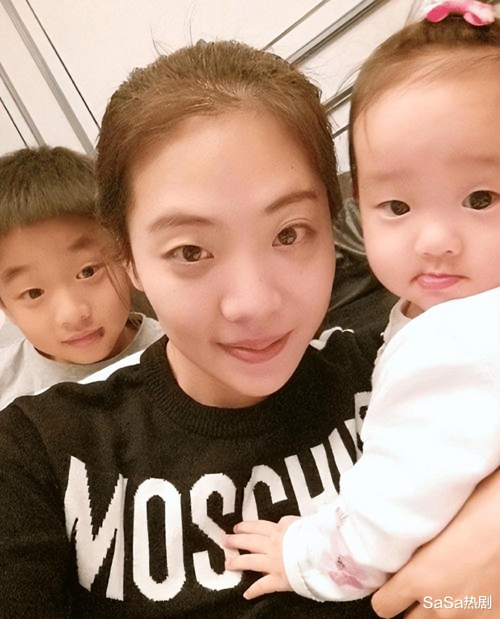 奥运冠军杨威，三个孩子都是小眼睛单眼皮，不像老婆像自己太憋屈(32)