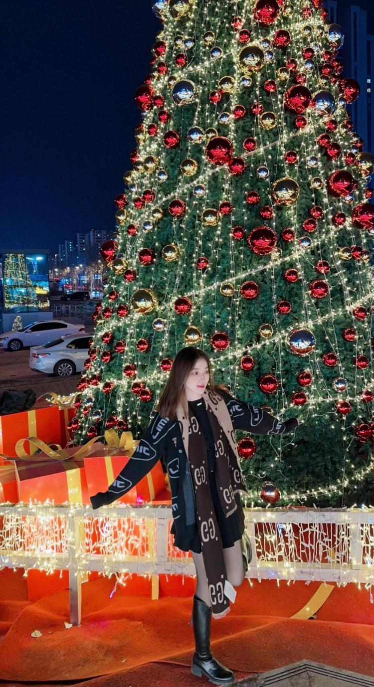 姜伟泽社媒晒女友美照：这个冬天 圣诞节快乐(1)